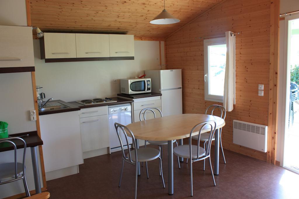 Cottages Du Lac De Miel Beynat Rom bilde